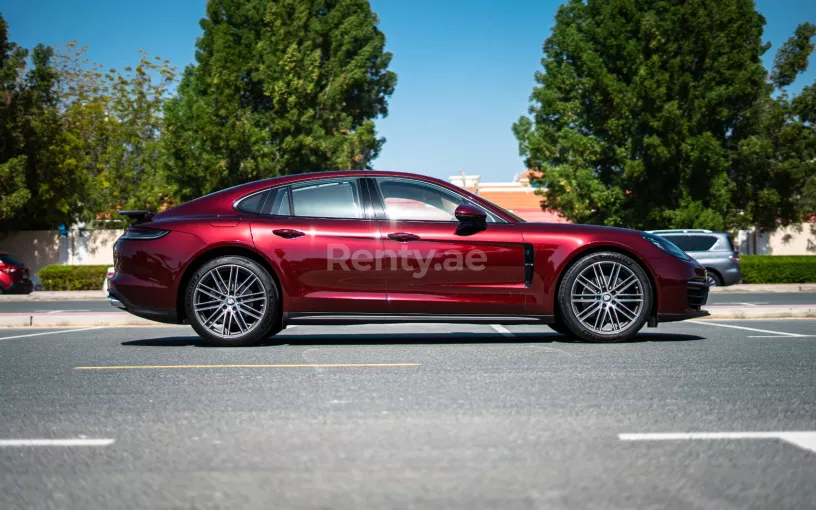 Porsche Panamera (Kastanjebruin), 2022 te huur in Abu Dhabi