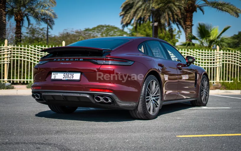 Porsche Panamera (Kastanjebruin), 2022 te huur in Abu Dhabi