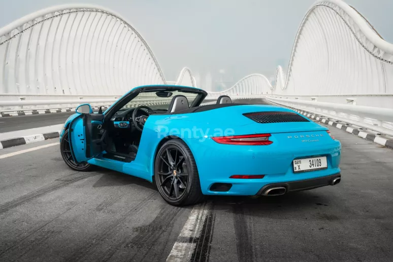 Abu Dabi'de kiralık Porsche 911 Carrera cabrio (Mavi), 2018