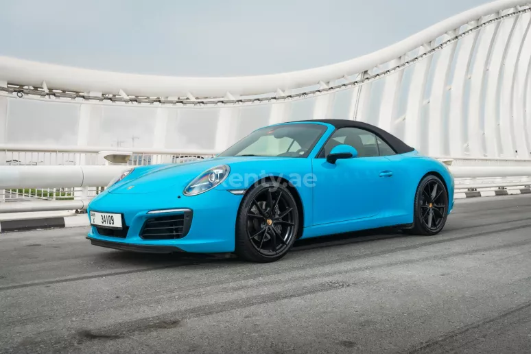 Abu Dabi'de kiralık Porsche 911 Carrera cabrio (Mavi), 2018
