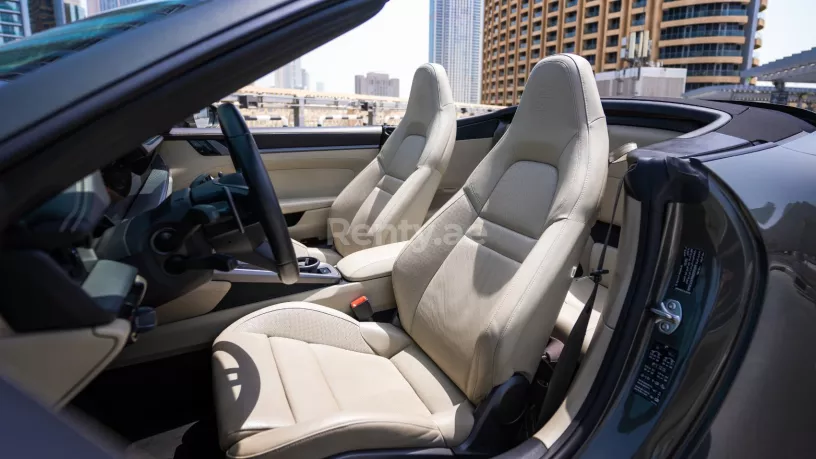 Abu Dabi'de kiralık Porsche 911 Carrera cabrio (Gri), 2021