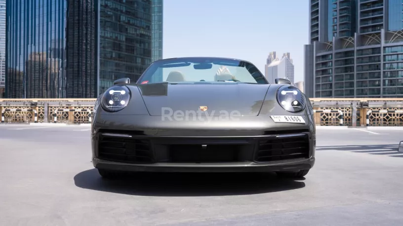Abu Dabi'de kiralık Porsche 911 Carrera cabrio (Gri), 2021