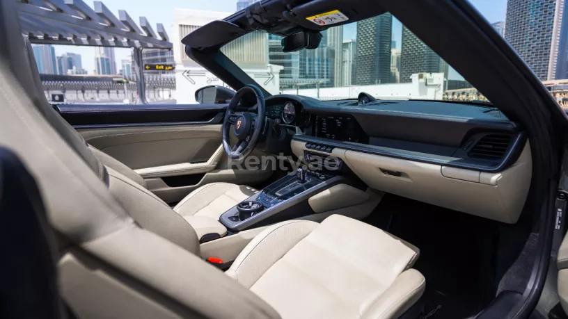 Abu Dabi'de kiralık Porsche 911 Carrera cabrio (Gri), 2021