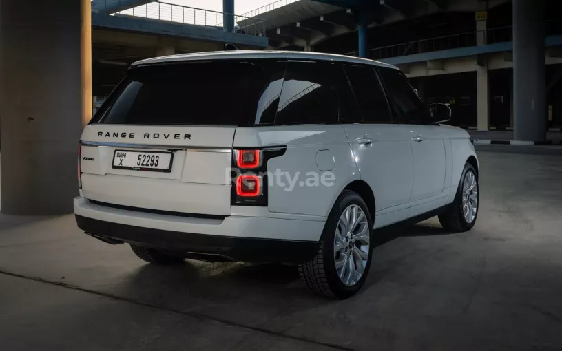 Abu Dabi'de kiralık Range Rover Vogue (Beyaz), 2020
