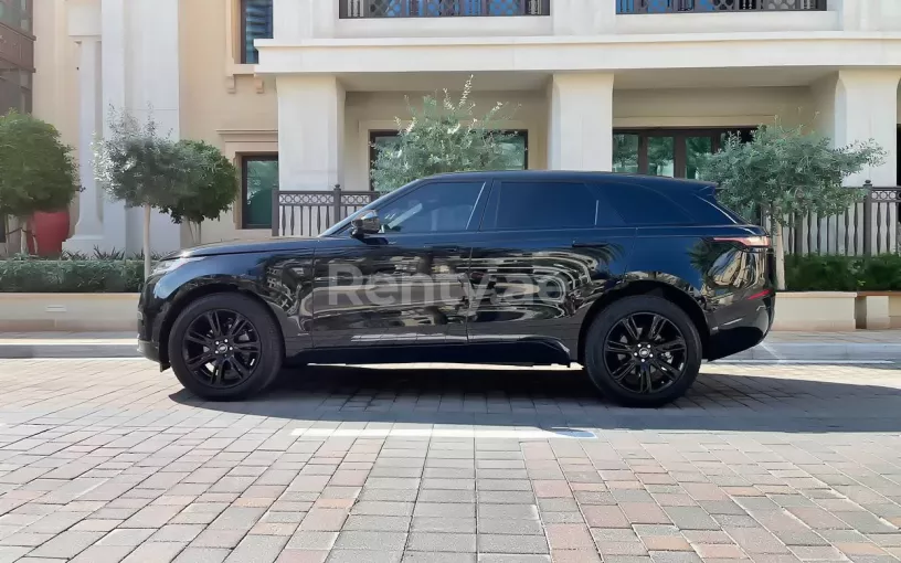 在阿布扎比 租 路虎揽胜Velar (黑色), 2020