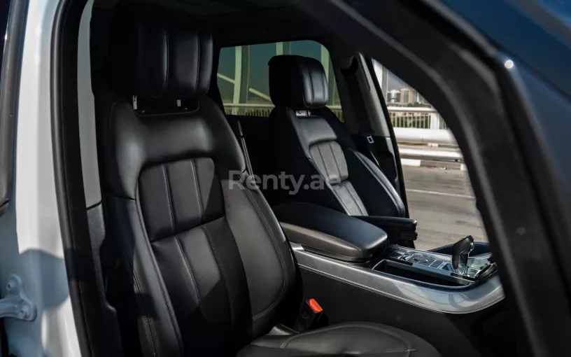 在阿布扎比 租 路虎揽胜运动 V6 (白色), 2020