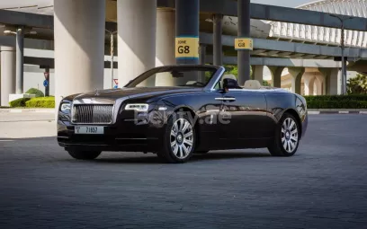 Abu Dabi'de kiralık Rolls Royce Dawn (Koyu Kahverengi), 2018