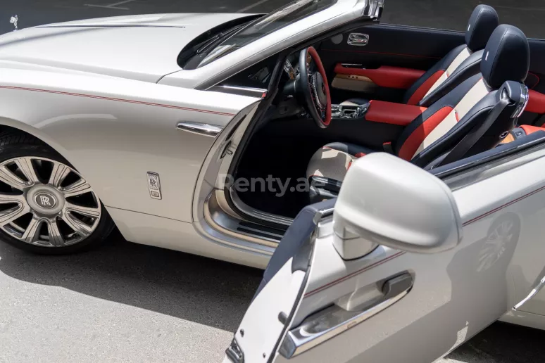 Rolls Royce Dawn Exclusive 3-colour interior (Blanco), 2018 para alquiler en Abu Dhabi