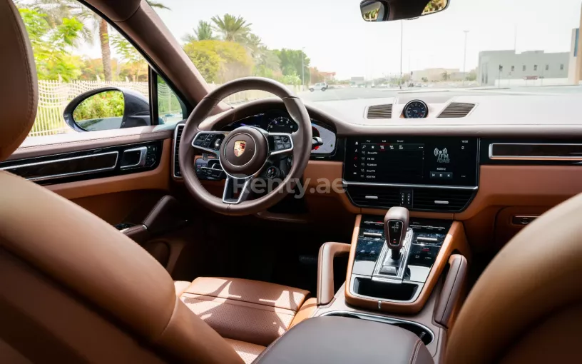 Res&uuml;'l-Hayme'de kiralık Porsche Cayenne coupe (Gri), 2022