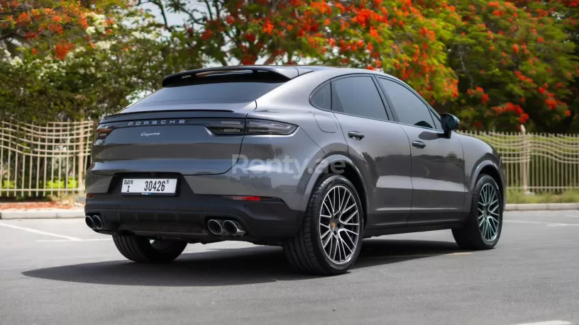 Res&uuml;'l-Hayme'de kiralık Porsche Cayenne coupe (Gri), 2022