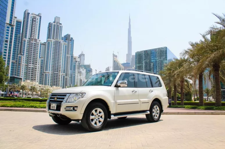 Mitsubishi Pajero (Wit), 2021 te huur in Sharjah