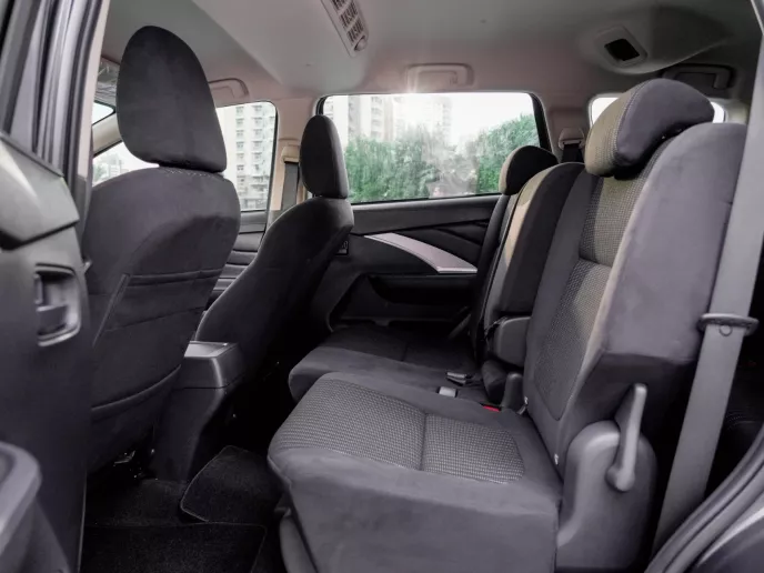 Şarika'de kiralık Mitsubishi Xpander (Gri), 2022
