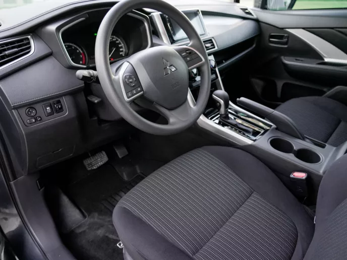 Şarika'de kiralık Mitsubishi Xpander (Gri), 2022