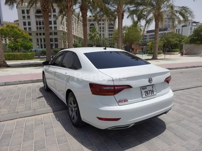 Volkswagen Jetta (Blanco), 2021 para alquiler en Sharjah