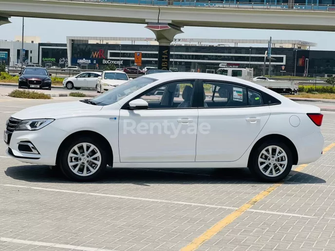 在迪拜 租 MG5 2022 (白色), 2022