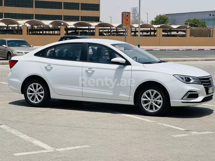 在迪拜 租 MG5 2022 (白色), 2022