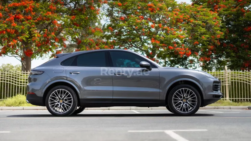 Abu Dabi'de kiralık Porsche Cayenne cupe (Gri), 2022