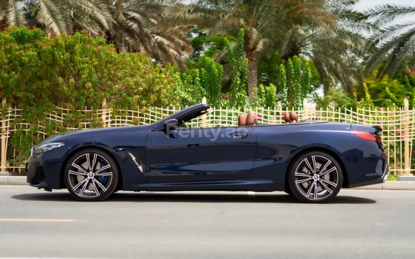 Şarika'de kiralık BMW 840i cabrio (Koyu Mavi), 2021