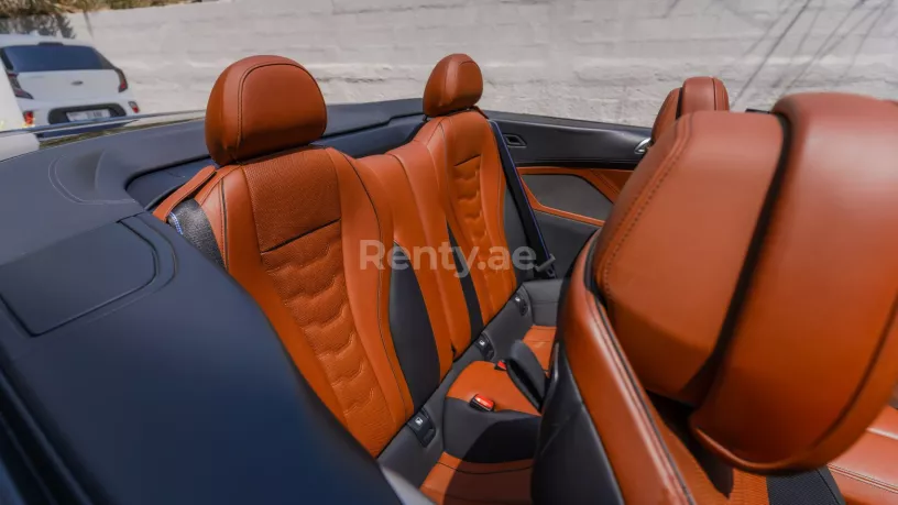 BMW 840i cabrio (Blu), 2021 in affitto a Abu Dhabi