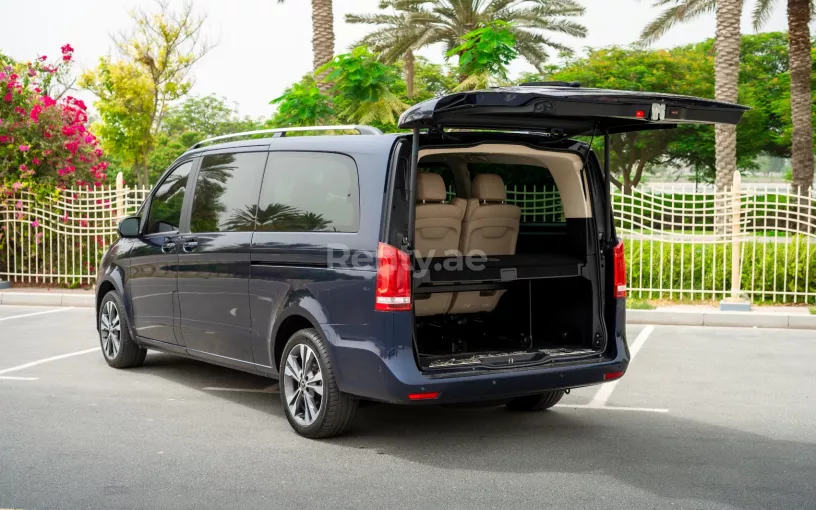 在阿布扎比 租 梅赛德斯 V250 (蓝色), 2019