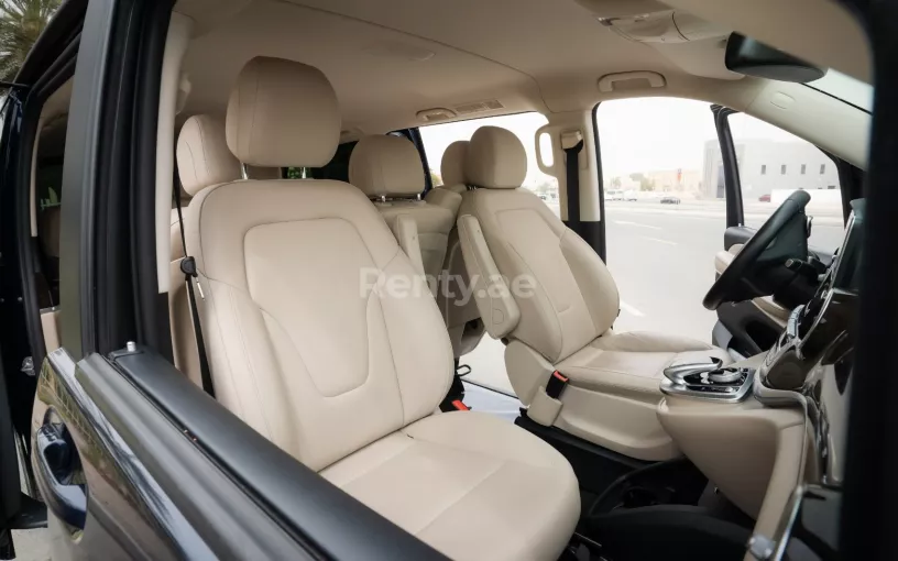 在阿布扎比 租 梅赛德斯 V250 (蓝色), 2019