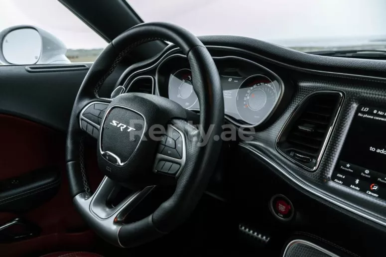 在迪拜 租 道奇挑战者 V8 Hellcat (红色), 2018
