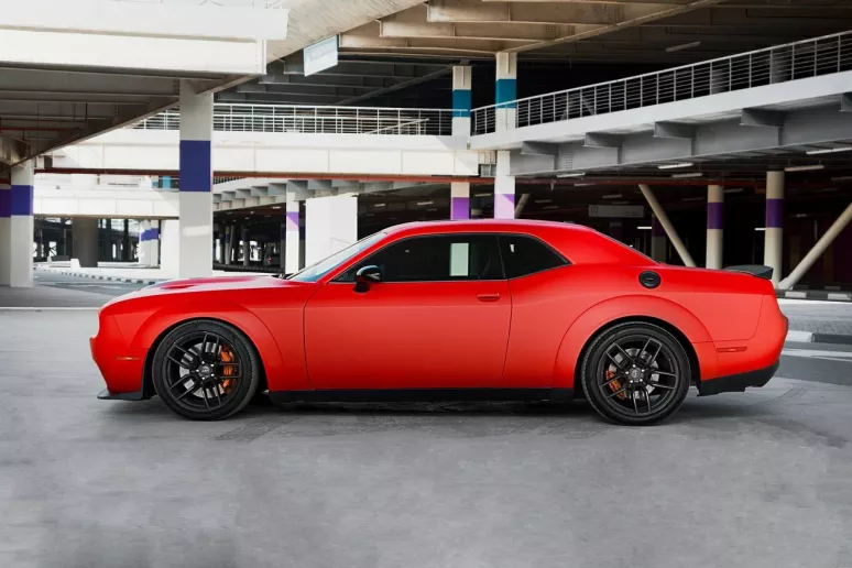 在迪拜 租 道奇挑战者 V8 Hellcat (红色), 2018