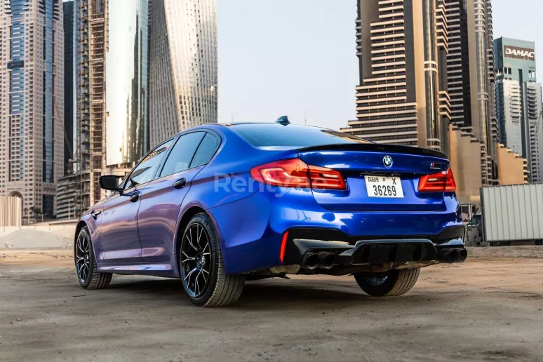 BMW 5 Series (Bleue), 2019 &agrave; louer &agrave; Duba&iuml;