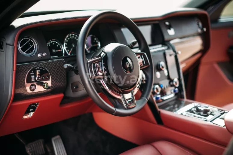 إيجار رولز رويس كولينان Black Badge (أسود), 2021 في دبي