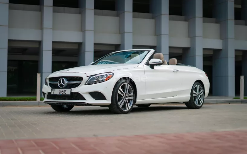 在哈伊马角租车 租 梅赛德斯 C300 敞篷车 (白色), 2021