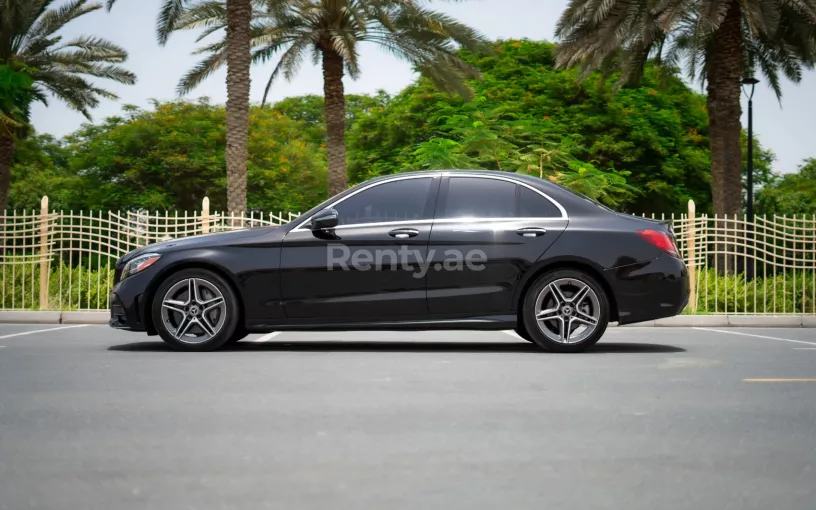 Şarika'de kiralık Mercedes C300 (Siyah), 2020