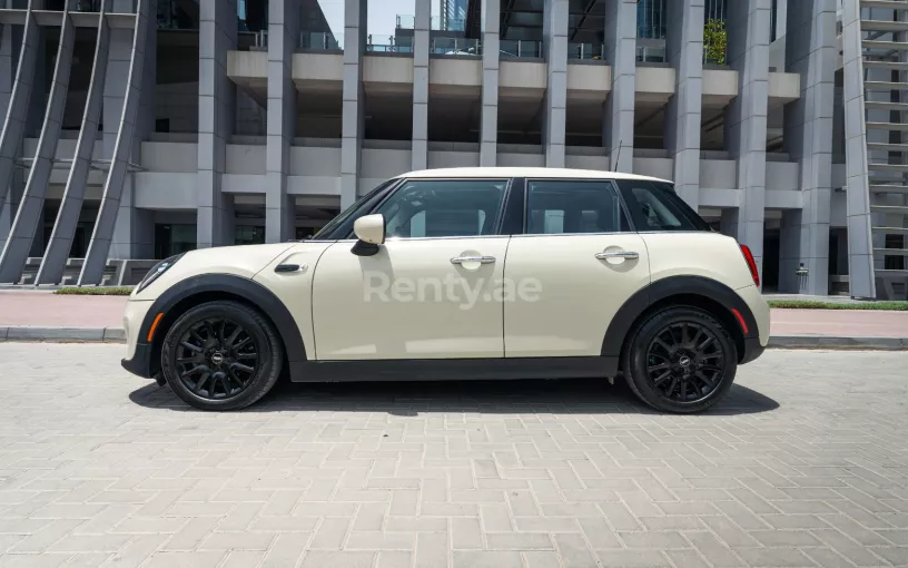 Dubai'de kiralık Mini Cooper S (Beyaz), 2020