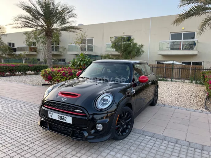 Mini Cooper (Negro), 2019 para alquiler en Dub&aacute;i