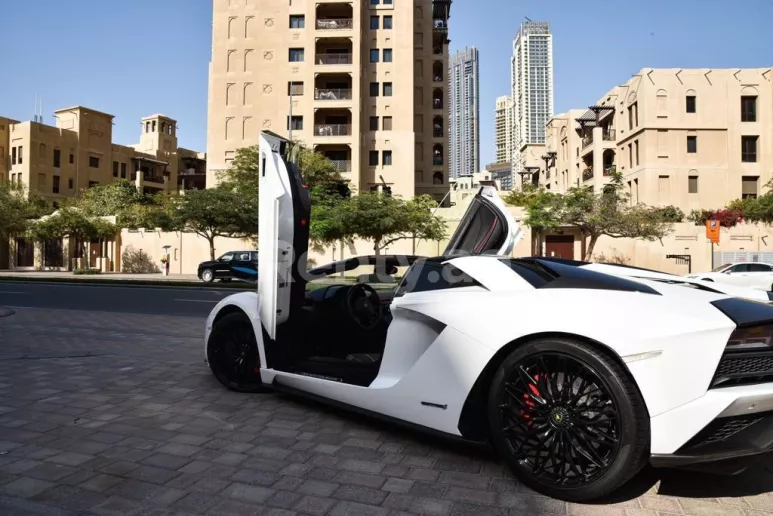 Lamborghini Aventador S Roadster (Blanco), 2020 para alquiler en Dub&aacute;i