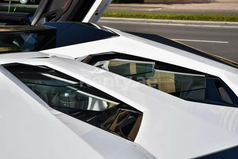 Lamborghini Aventador S Roadster (Blanco), 2020 para alquiler en Dub&aacute;i