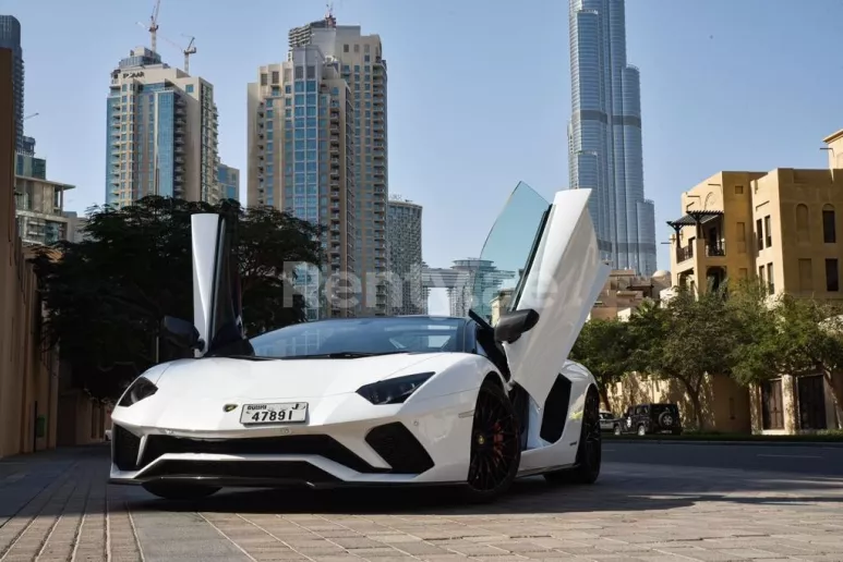 Lamborghini Aventador S Roadster (Blanco), 2020 para alquiler en Dub&aacute;i