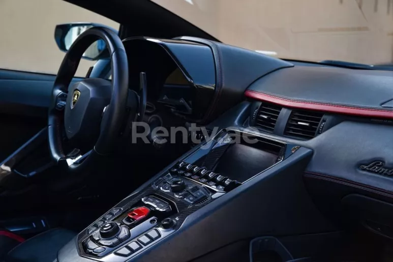 Lamborghini Aventador S Roadster (Blanco), 2020 para alquiler en Dub&aacute;i