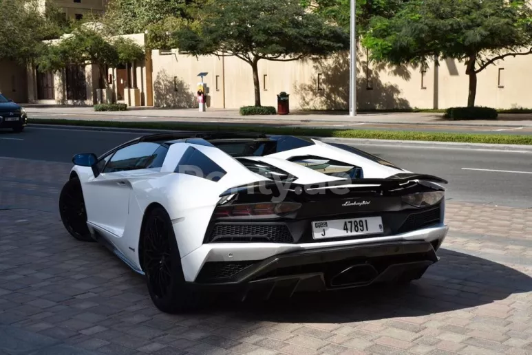 Lamborghini Aventador S Roadster (Blanco), 2020 para alquiler en Dub&aacute;i