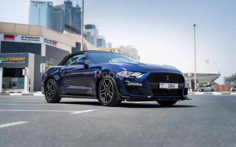 Ford Mustang cabrio (Темно-синий), 2020 для аренды в Абу-Даби