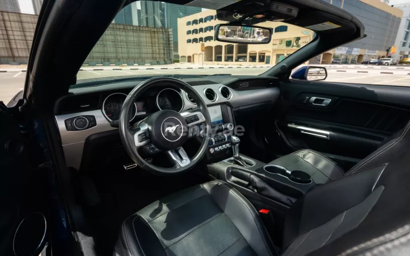 Ford Mustang cabrio (Темно-синий), 2020 для аренды в Абу-Даби