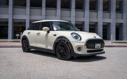 Abu Dabi'de kiralık Mini Cooper S (Beyaz), 2020