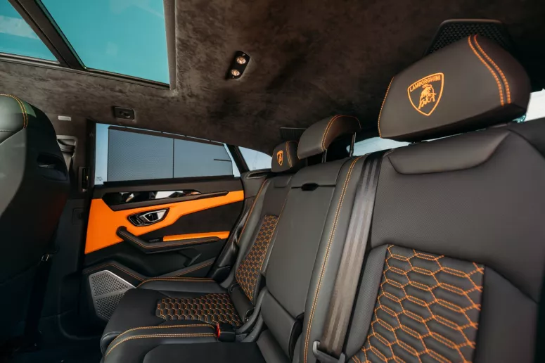 Lamborghini Urus (Gris Oscuro), 2022 para alquiler en Dub&aacute;i