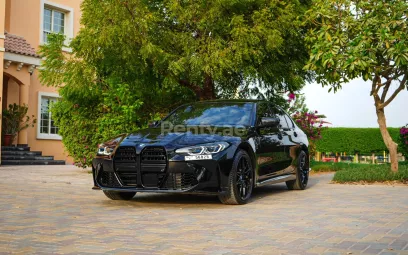 Dubai'de kiralık 2021 BMW 330i, M3 yarış karoser kiti ve y&uuml;kseltilmiş egzoz sistemi ile (Siyah), 2021