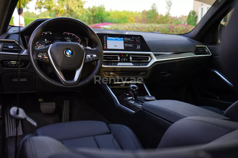 إيجار 2021 بي ام دبليو 330i with M3 competition bodykit and upgraded exhaust system (أسود), 2021 في دبي
