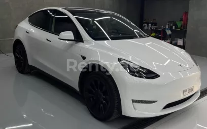 Tesla Model Y Long Range (Blanc), 2023 &agrave; louer &agrave; Duba&iuml;