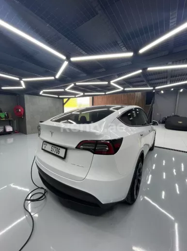 在迪拜 租 特斯拉 Model Y 长续航里程 (白色), 2023