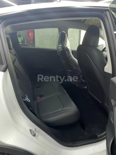 在迪拜 租 特斯拉 Model Y 长续航里程 (白色), 2023