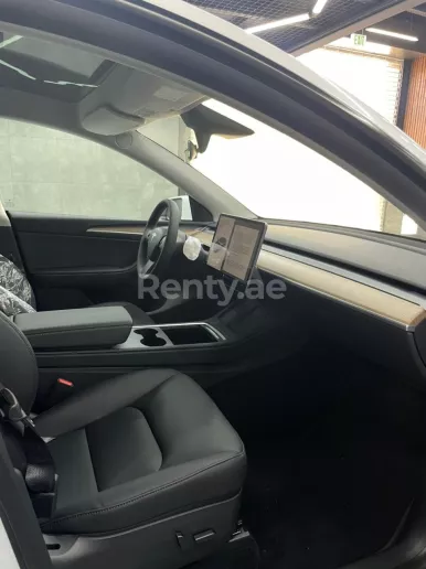 在迪拜 租 特斯拉 Model Y 长续航里程 (白色), 2023