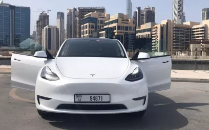Tesla Model Y Long Range (Blanc), 2022 &agrave; louer &agrave; Duba&iuml;