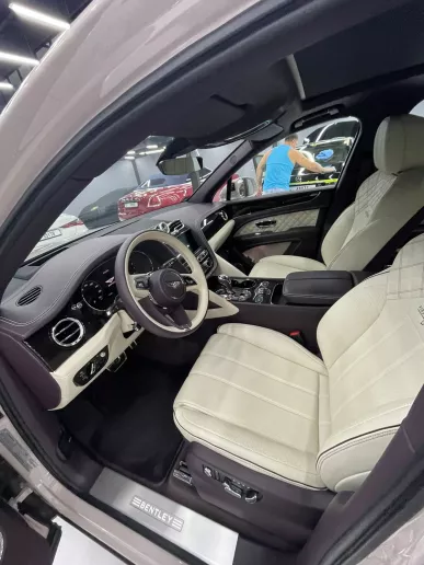 Bentley Bentayga (Beige), 2022  zur Miete in Dubai